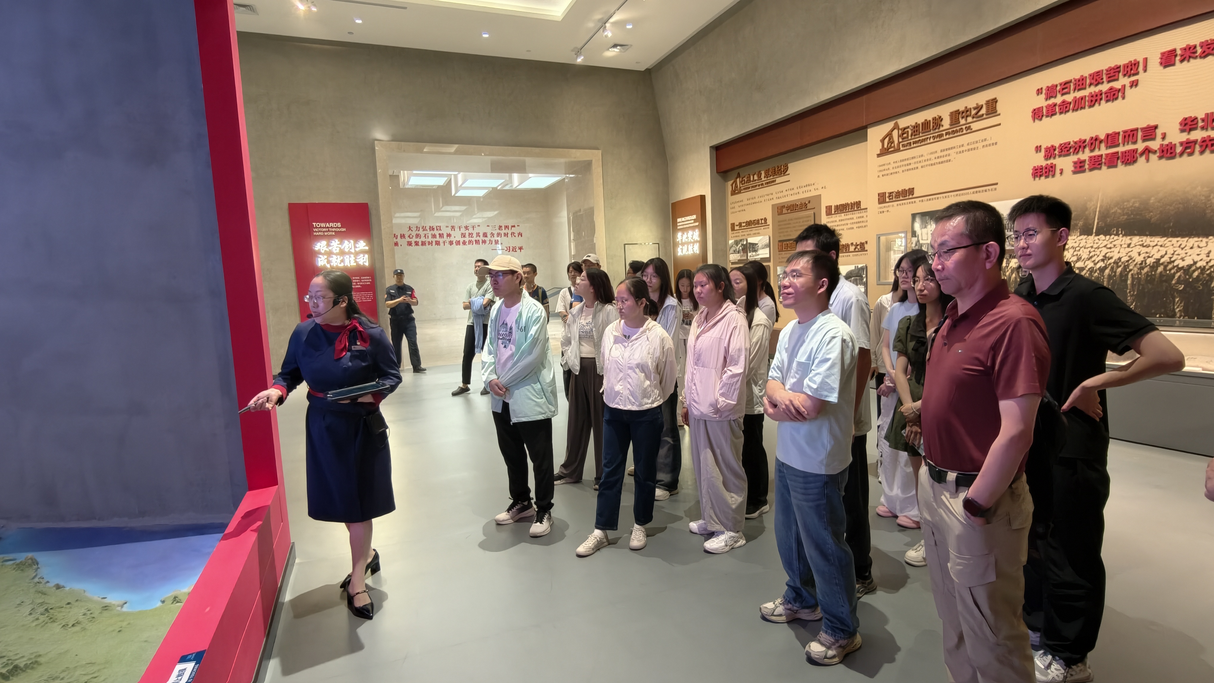 图16 东营胜利油田科技展览馆考察.jpg
